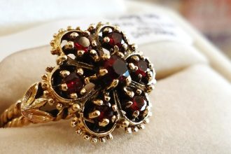 Bijoux anciens : comment reconnaître une pièce de valeur ?
