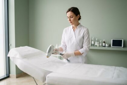 Esthéticienne professionnelle préparant un appareil de laser pour une séance d'épilation définitive dans un centre spécialisé près de Montpellier